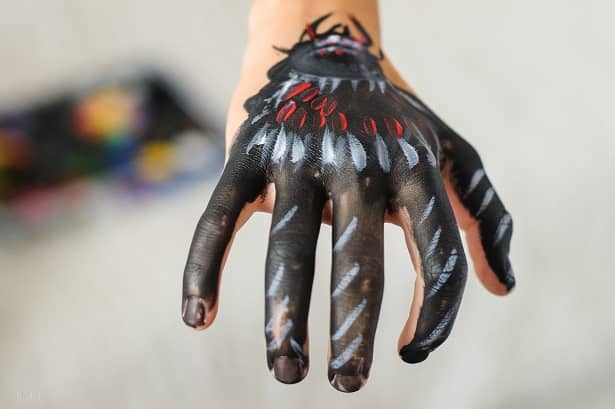 Spinne auf der Hand malen - Handpainting